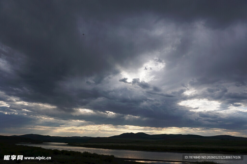 乌云笼罩下的湖景风光