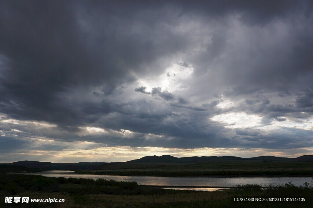 乌云笼罩下的壮阔湖景