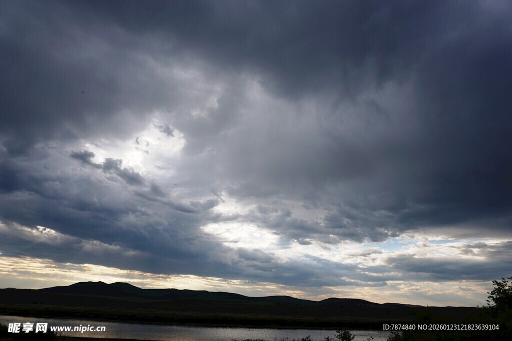 乌云密布的天空与远山