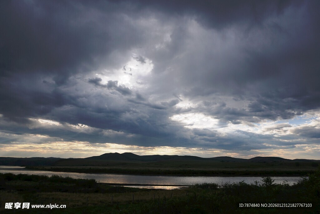 乌云笼罩下的开阔自然景观
