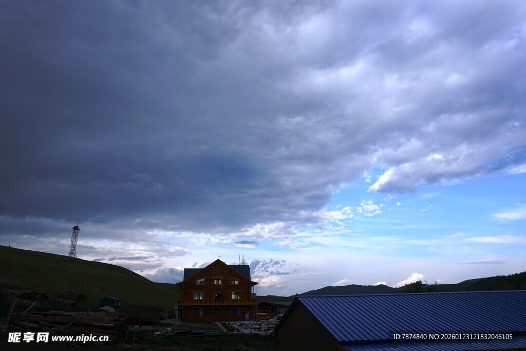 乌云下的山间建筑