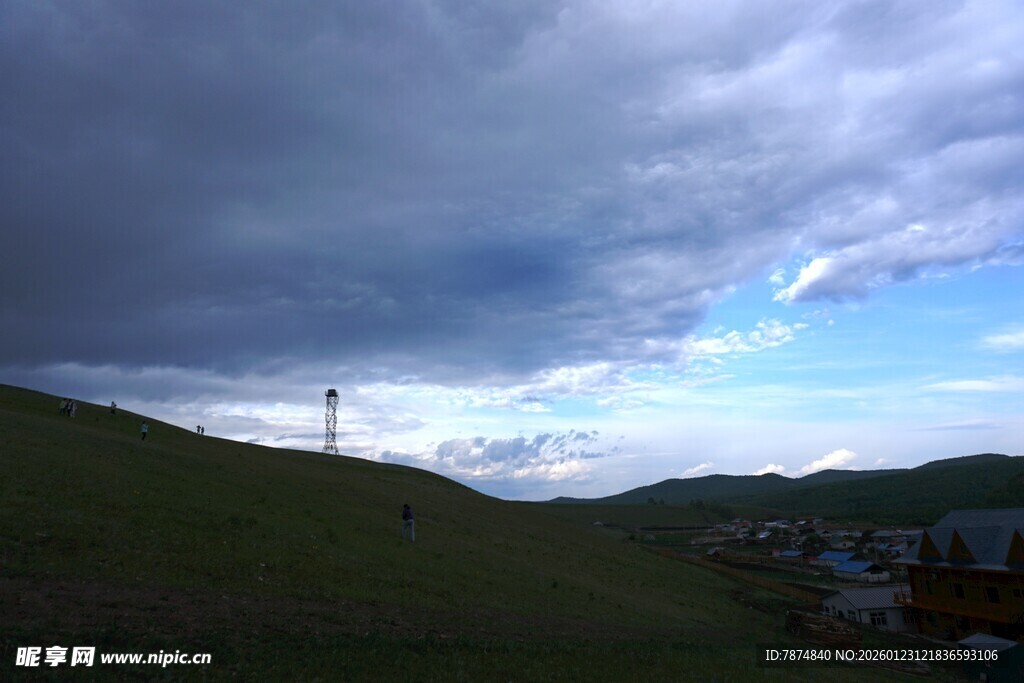 草原上的阴云与远方景致