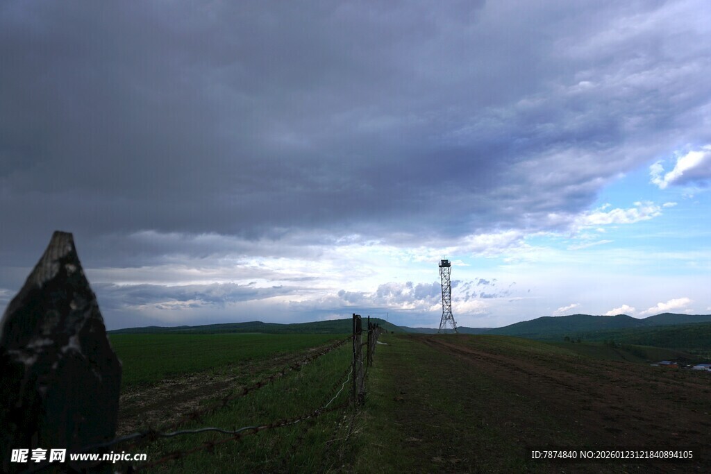 草原上的通信设施与天空