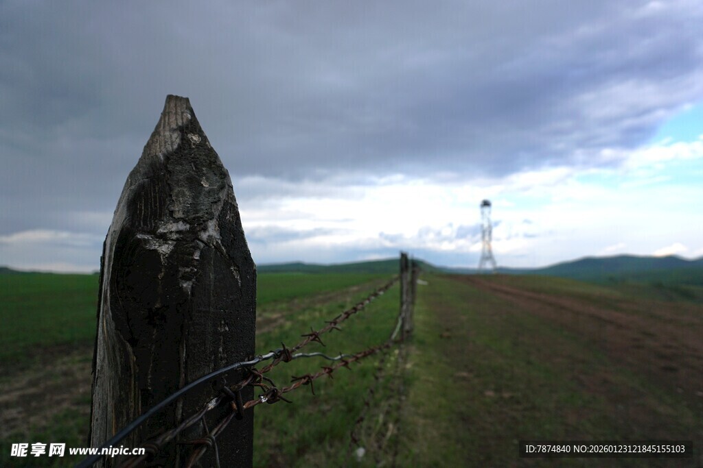 田野边的古老木桩与围栏