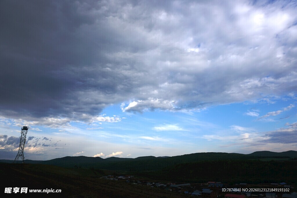 乌云下的山野与输电塔