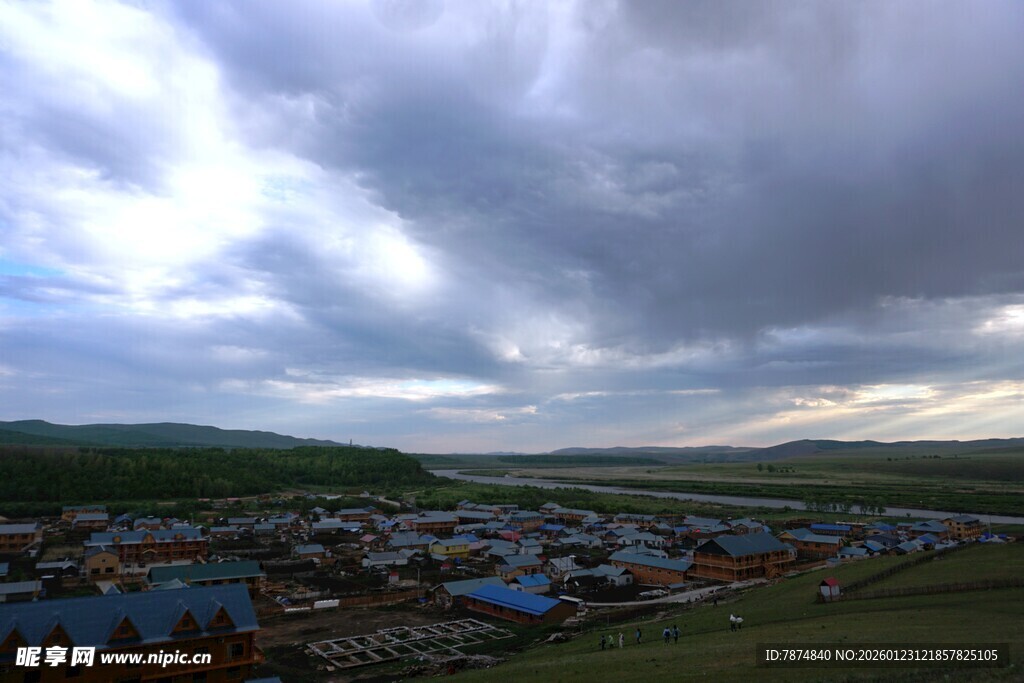 草原城镇上空的壮丽云层