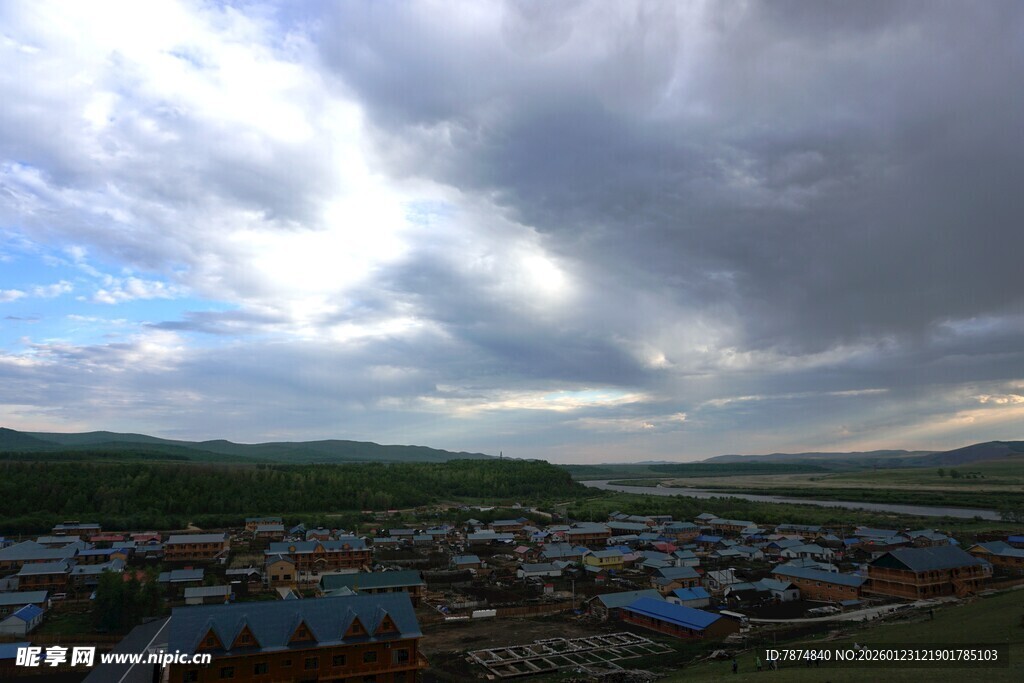 草原小镇上空的壮丽云层