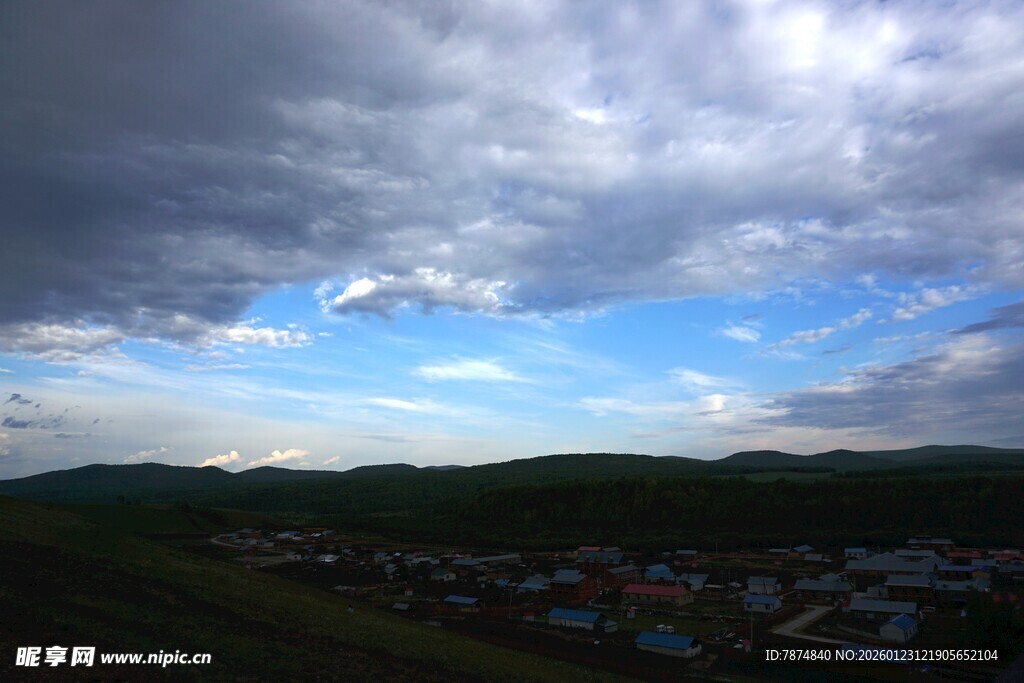 乡村上空的多云景致