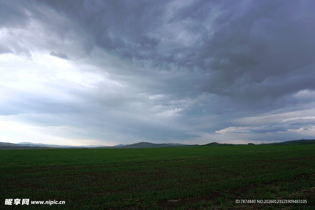 草原上的阴沉天空