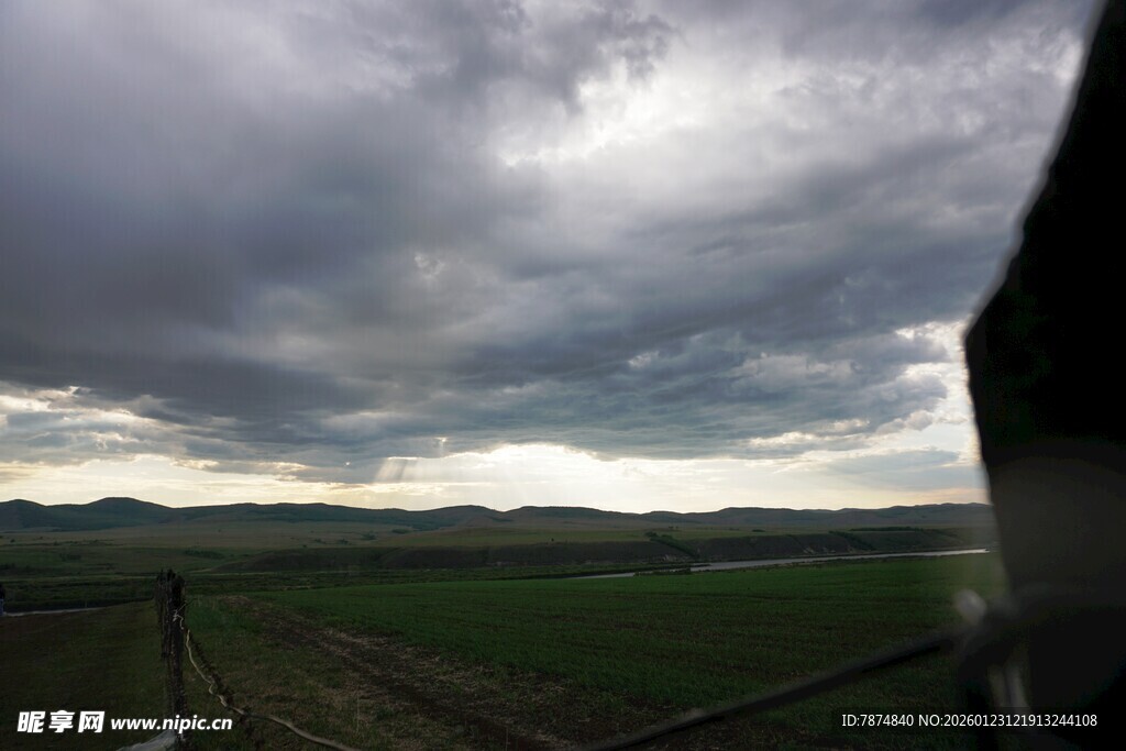 乌云笼罩下的广袤田野