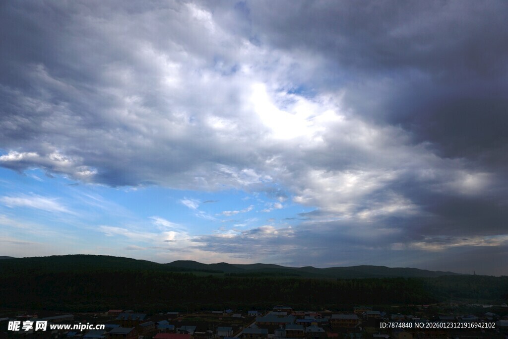 乌云笼罩下的天际景观