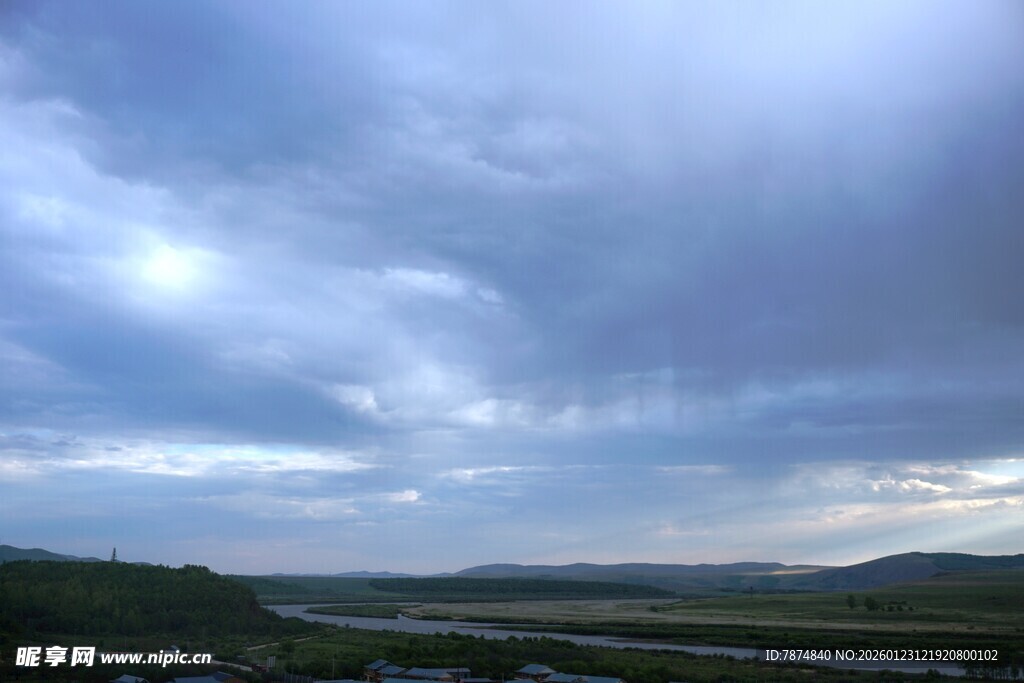 天空下的开阔原野景色