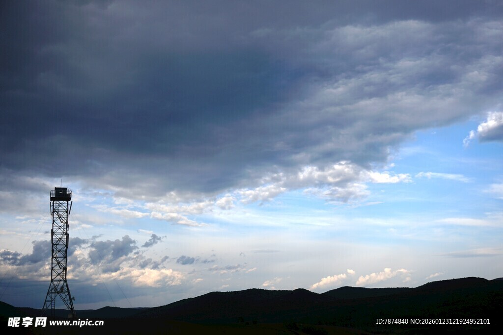 乌云下的高耸瞭望塔