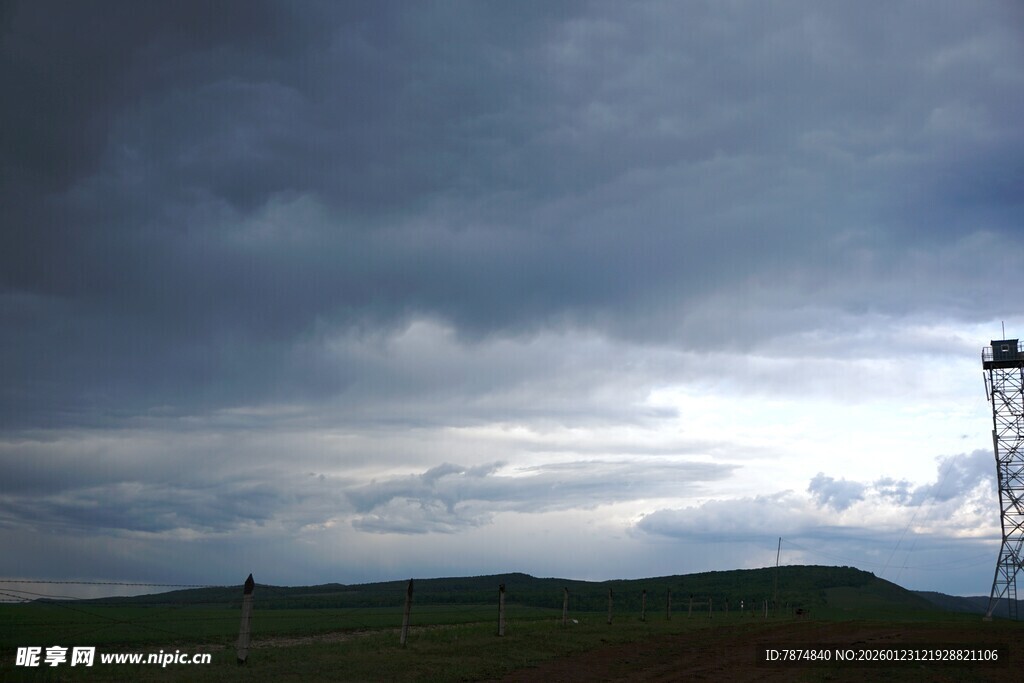 乌云下的旷野与通信塔