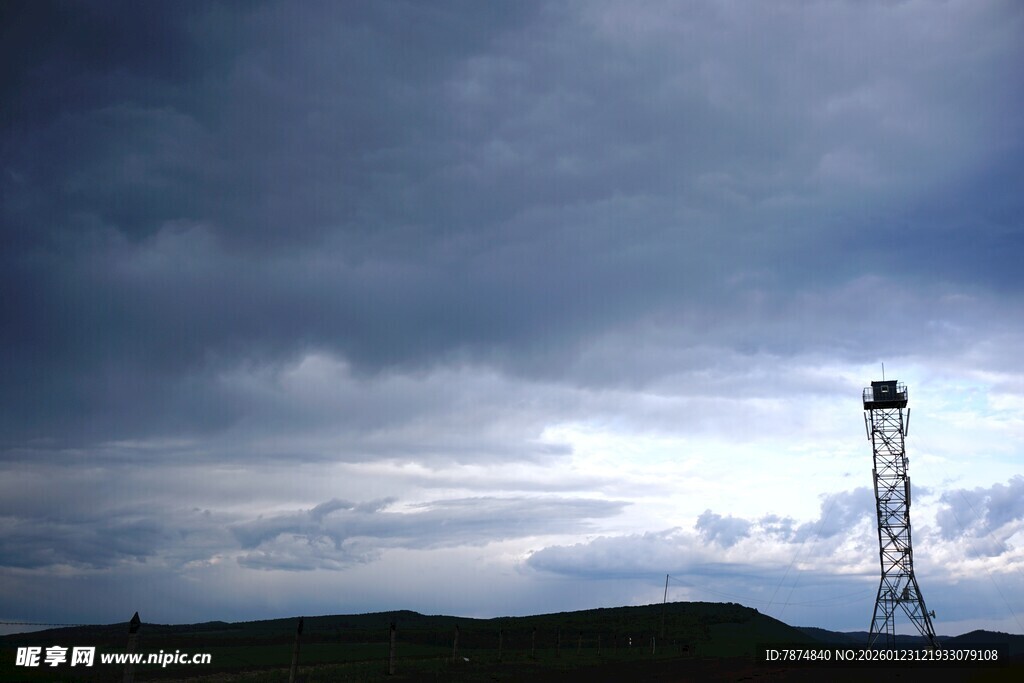 旷野中高耸的信号塔