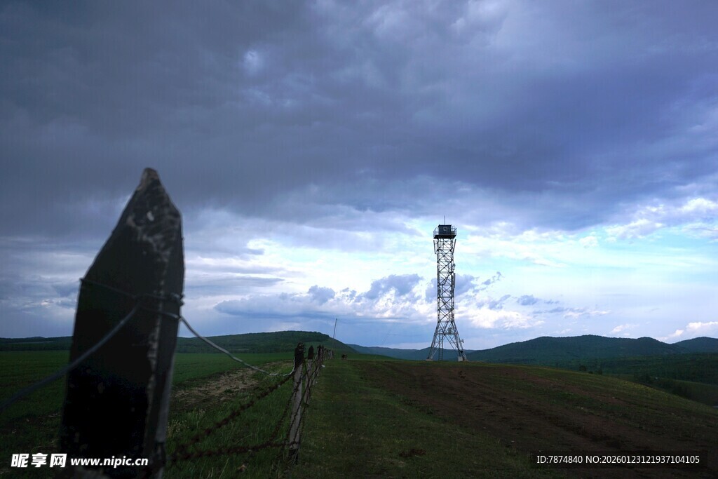 旷野中碑石与信号塔