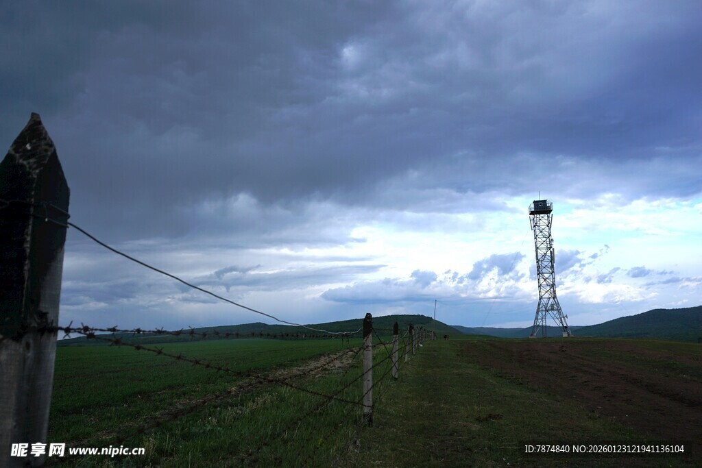 草原上的通信塔与阴沉天空