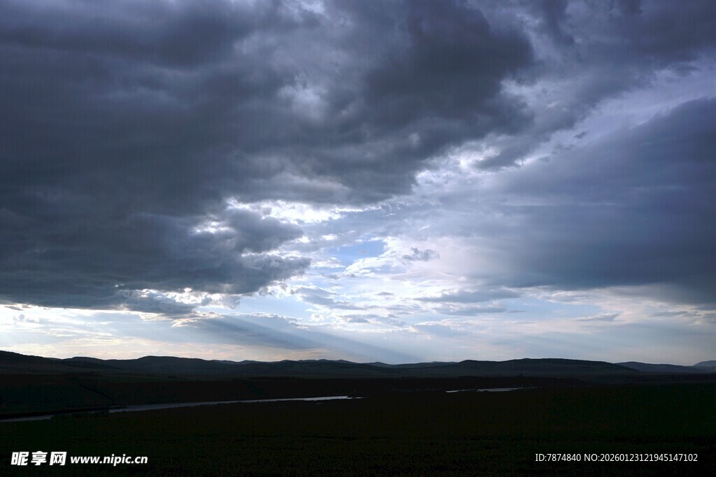 乌云密布的阴沉天空