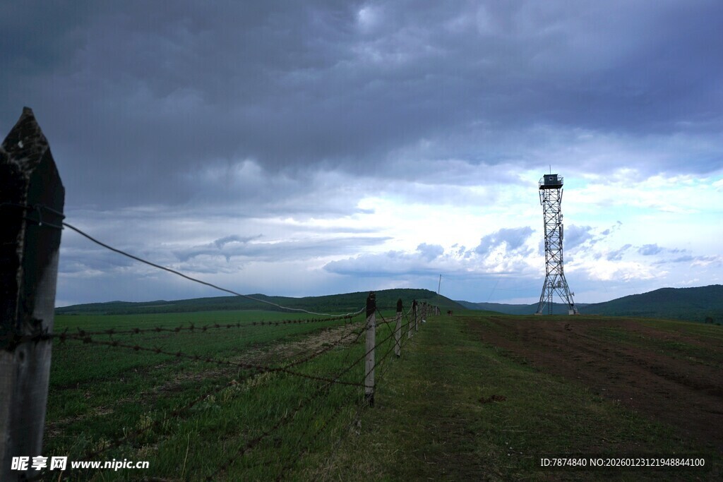 草原上的铁塔与阴沉天空