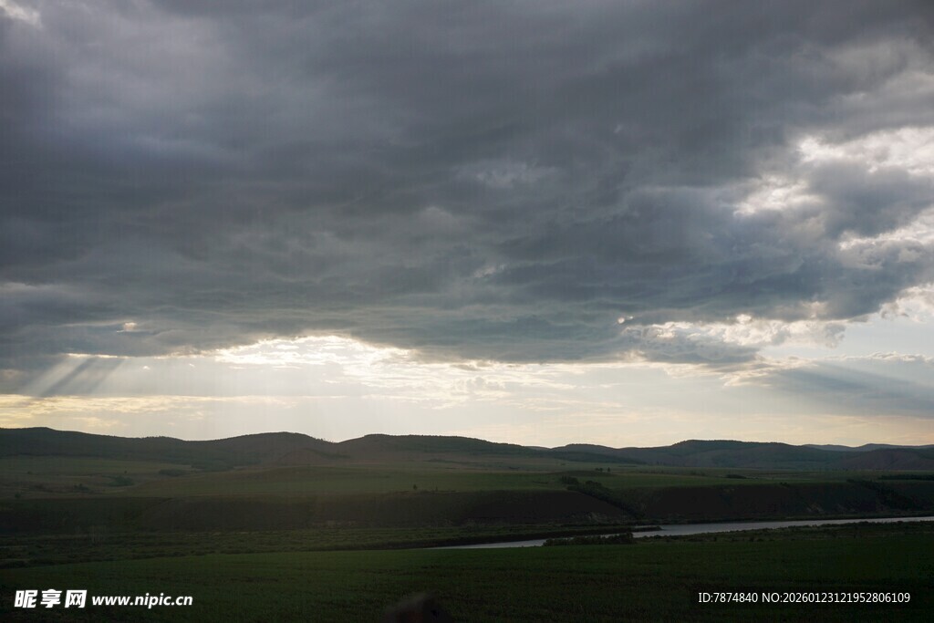 乌云笼罩下的广袤原野