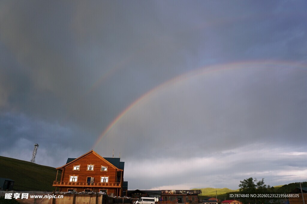 彩虹下的温馨小屋