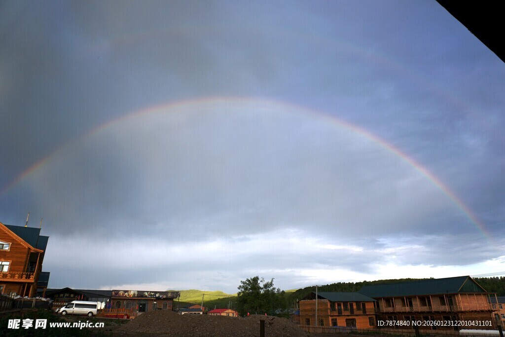 天边彩虹现美景
