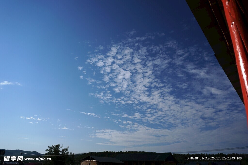 蓝天飘絮云 视野开阔