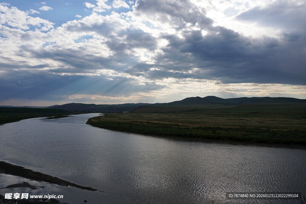 河畔风光 云影倒映美景