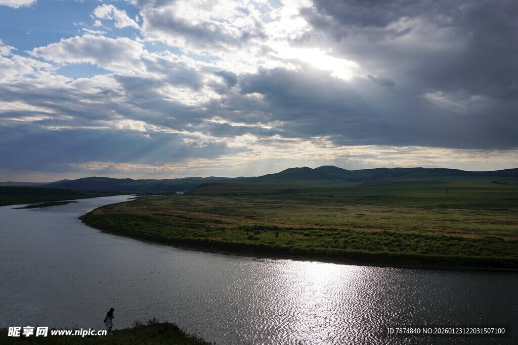 河畔云霞下的壮美风光