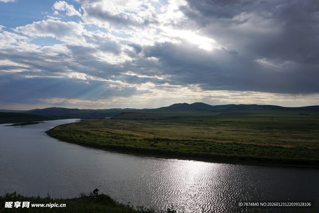 河畔云景 天光水色交融
