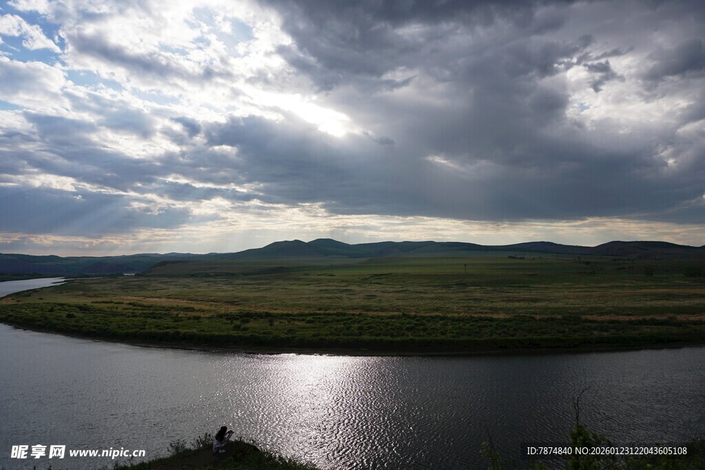 河畔风光 云影倒映