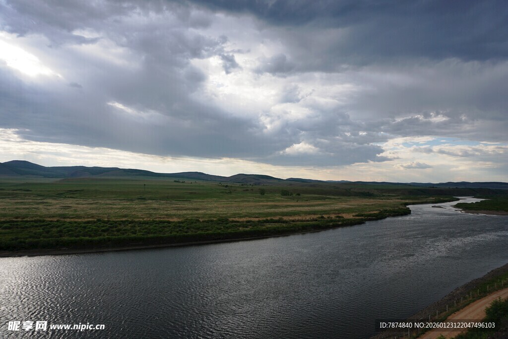 草原河流边的壮阔天空