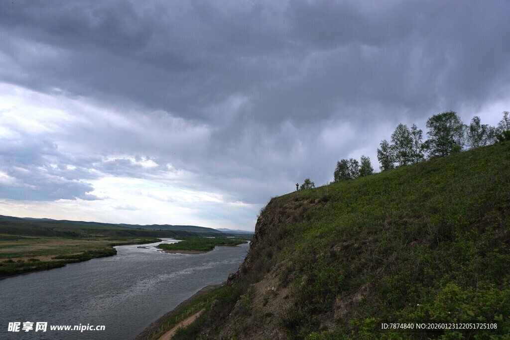 河畔山峦间的阴沉天空