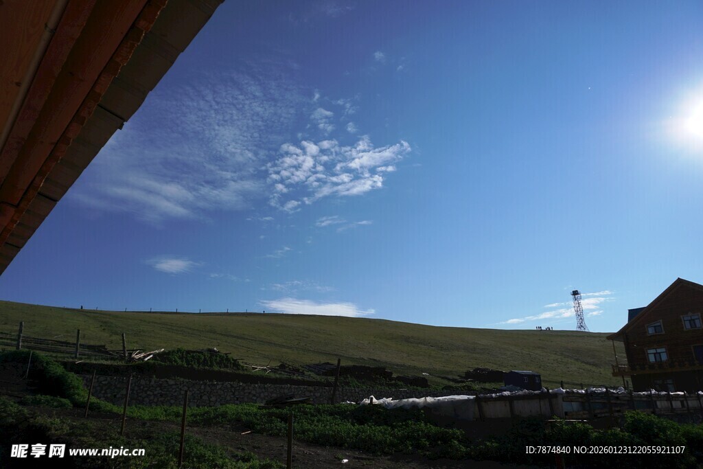 草原上的蓝天与小屋