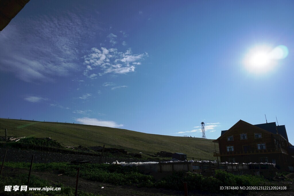 草原上的小屋与明媚阳光