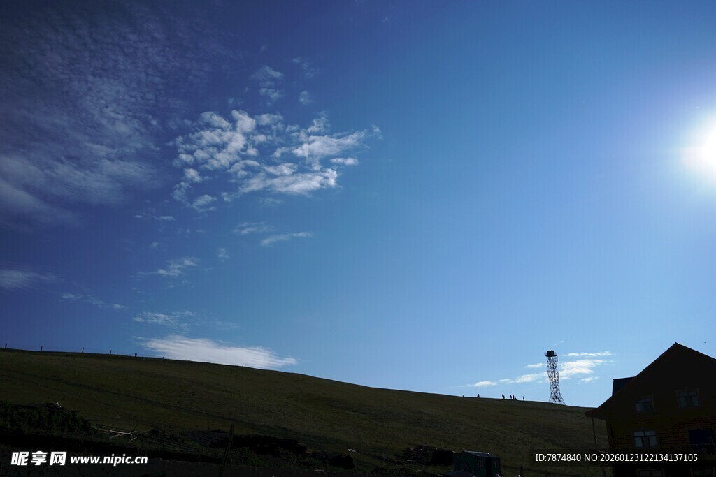 草原上的蓝天与阳光