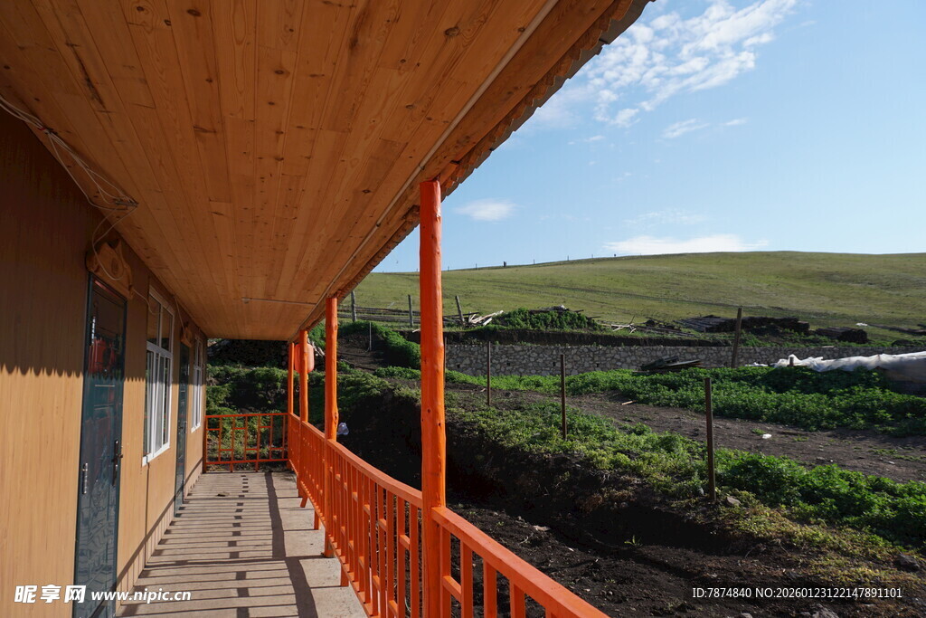木质长廊外的田园风光