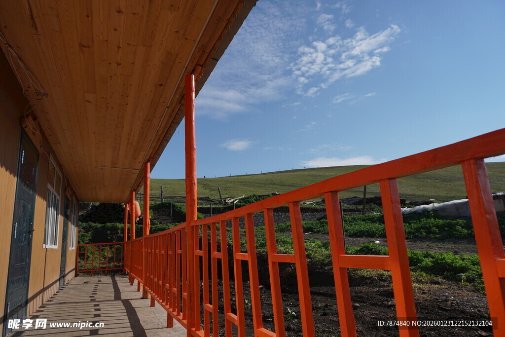 户外红栏杆建筑观景台