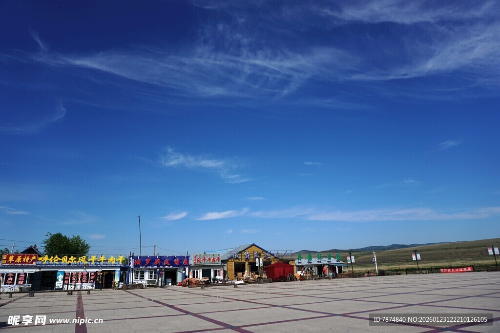 开阔广场与蓝天美景