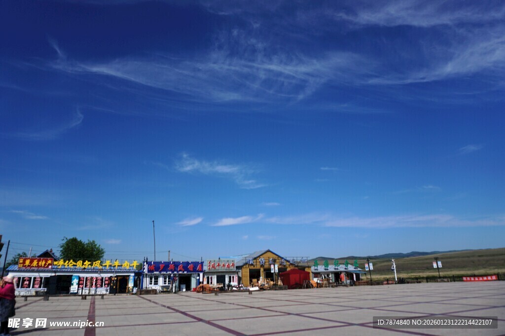 开阔广场上的多彩建筑景观