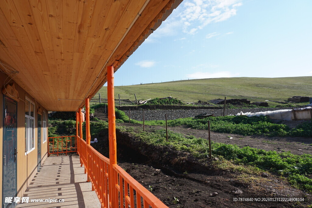 木质阳台外的田园风光