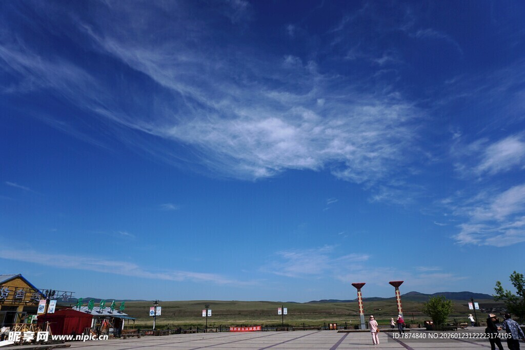 蓝天旷野下的户外场景