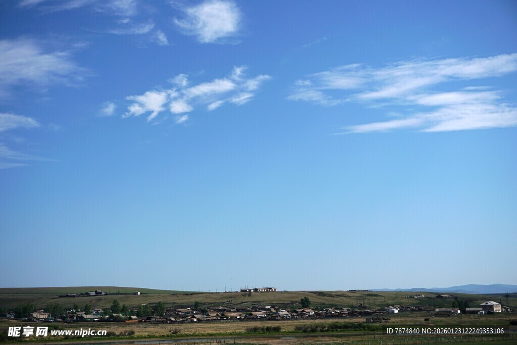蓝天白云下的广袤田野