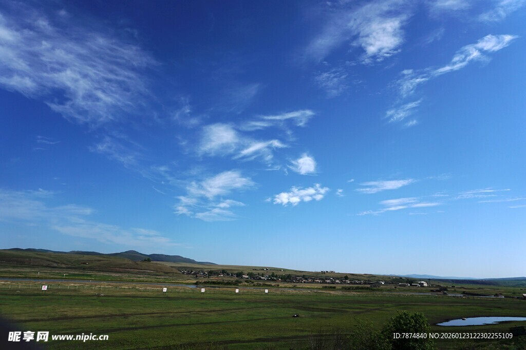 草原蓝天美景