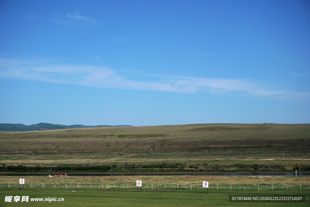 广袤草原上的白色物体