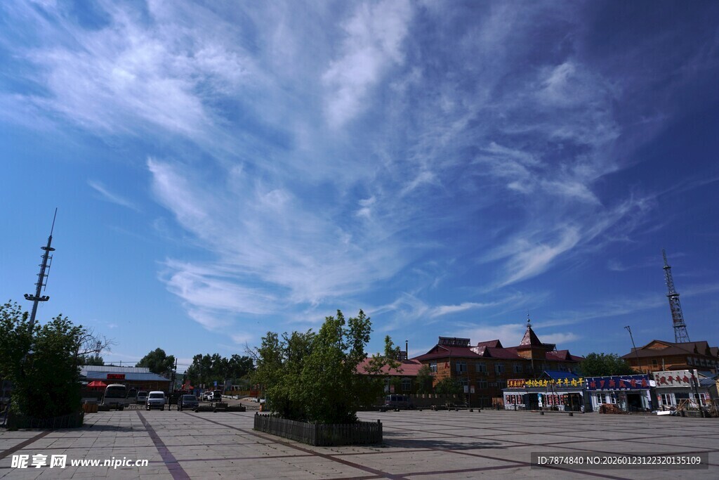 蓝天白云下的开阔广场