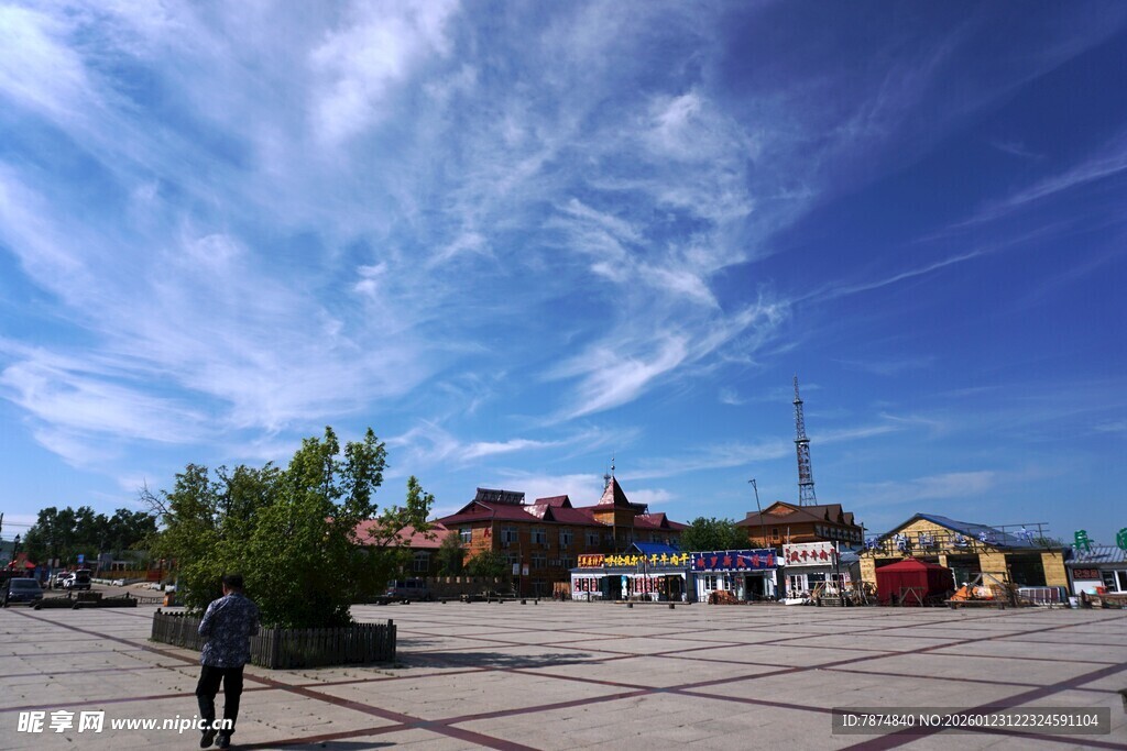 蓝天白云下的广场风景