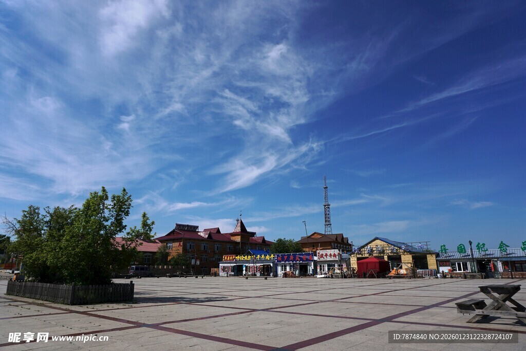 蓝天白云下的广场风光