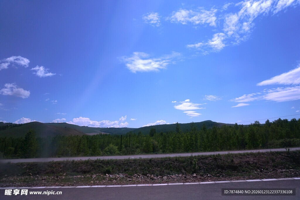 公路边的蓝天青山美景