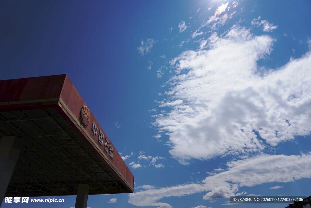蓝天红顶与白云